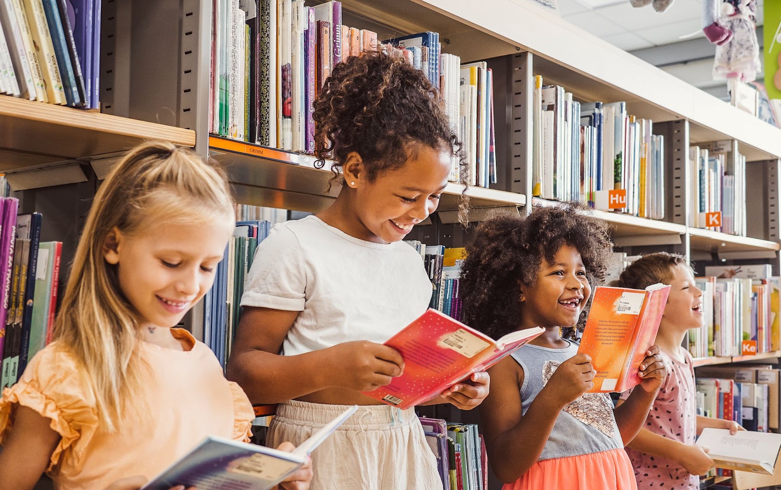 Banner da matéria Como a leitura infantil estimula o cérebro? 7 benefícios cognitivos e emocionais para as crianças