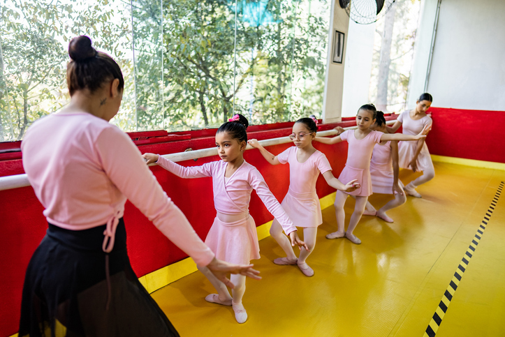 Banner da matéria Ballet infantil: a partir de que idade começar e os benefícios para a saúde física e mental das crianças