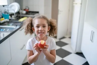Como fazer a criança comer bem? 5 princípios para estimular a alimentação saudável