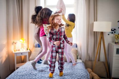 Como organizar uma festa do pijama divertida e segura: ideias e dicas práticas
