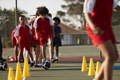 Futebol infantil: benefícios do esporte para o desenvolvimento físico e social das crianças