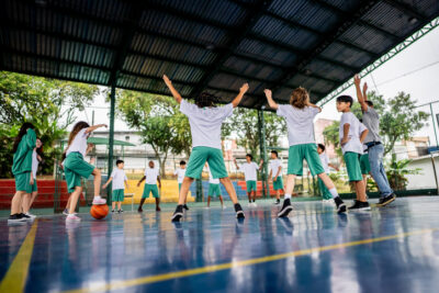 Como o esporte ajuda no desempenho escolar das crianças? Entenda os benefícios