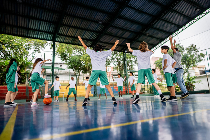 Banner da matéria Como o esporte ajuda no desempenho escolar das crianças? Entenda os benefícios