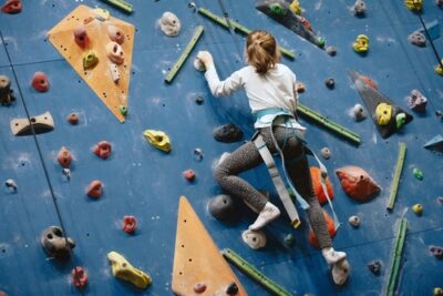 Escalada indoor para crianças: benefícios, segurança e diversão garantida