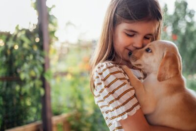 Dar um cachorro para criança é uma boa ideia? Entenda os benefícios e como escolher o pet ideal para cada fase da infância