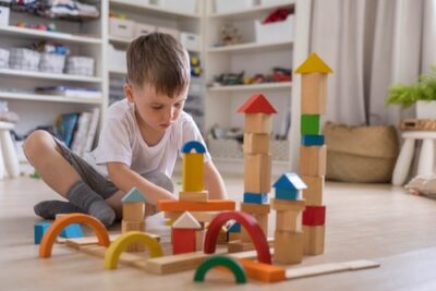 Brinquedos montessorianos: o que são e como ajudam no desenvolvimento da autonomia infantil