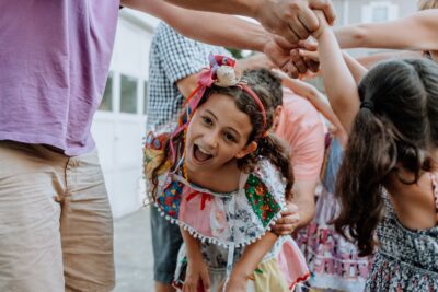 Como montar uma festa junina infantil? Veja dicas de decoração, brincadeiras e comidas típicas
