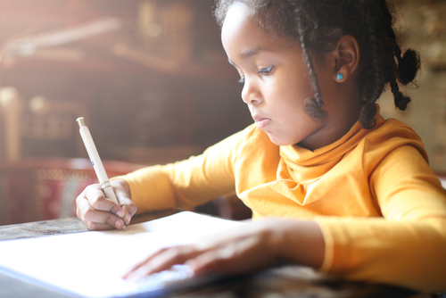 Banner da matéria Desenvolvimento cognitivo: entenda os estágios do aprendizado infantil