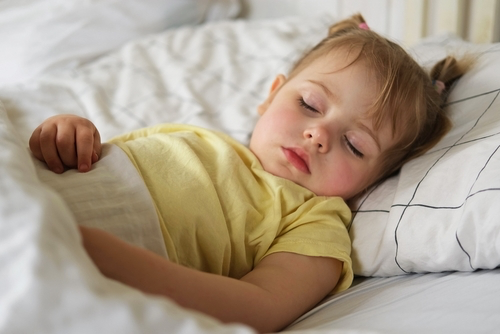 Banner da matéria Como criar uma rotina do sono que ajude seu filho a dormir melhor