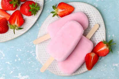 Picolé caseiro com iogurte de morango para refrescar as férias escolares