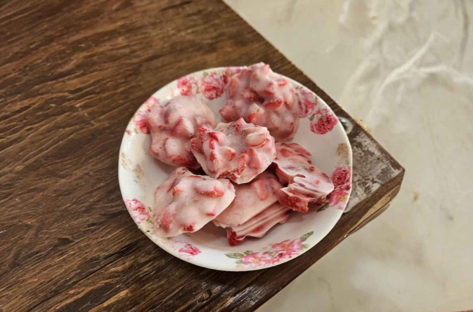 Banner da matéria Toda criança vai querer comer esse bombom de morango saudável feito com 2 ingredientes
