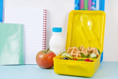 Leite fermentado e frutas: a dupla dinâmica que turbina a saúde intestinal do seu filho