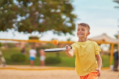 Beach tennis infantil: os benefícios do esporte do momento para crianças