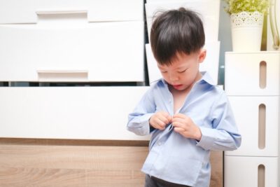 Autonomia infantil por idade: o que meu filho já pode fazer sozinho?