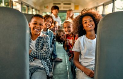 5 brincadeiras clássicas para entreter as crianças no ônibus da escola