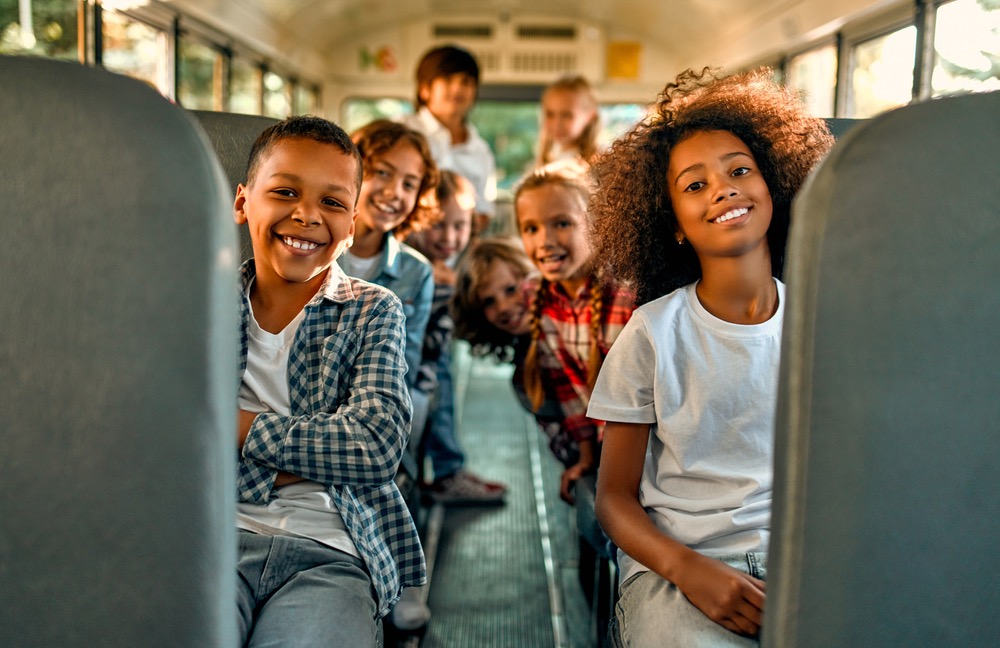 Banner da matéria 5 brincadeiras clássicas para entreter as crianças no ônibus da escola