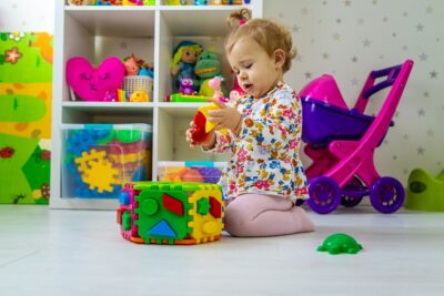 Quarto montessoriano: como adaptar o conceito de “móveis à altura da criança” sem gastar muito