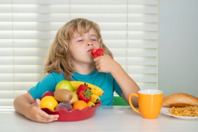 Frutas que prendem o intestino das crianças: tudo o que os pais precisam saber
