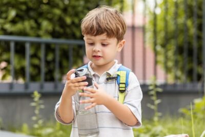Água e intestino infantil: qual quantidade a criança precisa ingerir por dia para funcionar bem?